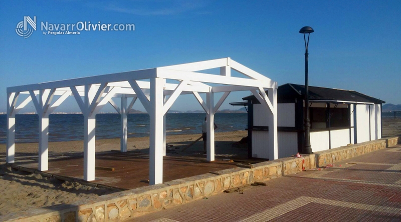 Montaje de chiringuito tarima y pergola en madera tratada.Somos fabricates. 