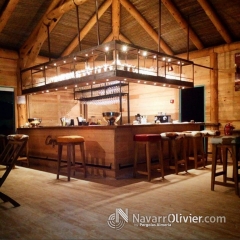 Interior de restaurante construido en troncos y madera aserrada de plantasiones sostenibles.