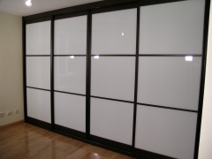 Armario modelo tokio,puertas de cristal blanco y tapetas en wengu
