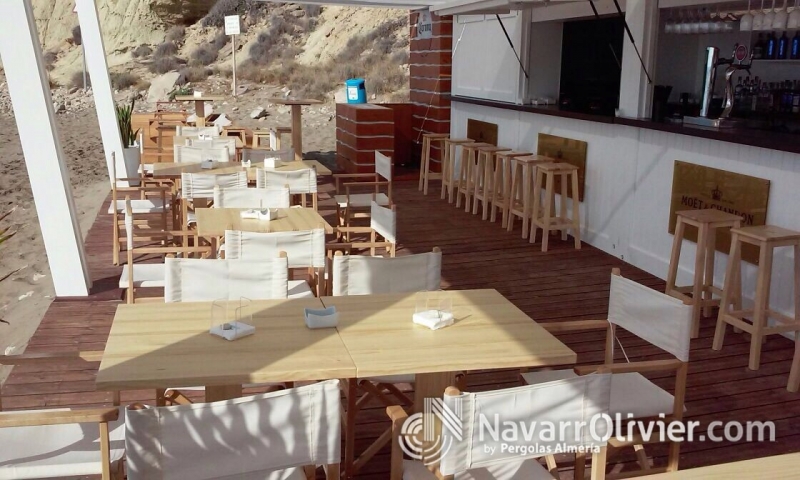 Chiringuitos con terraza y pergola de sombraje para temporada.