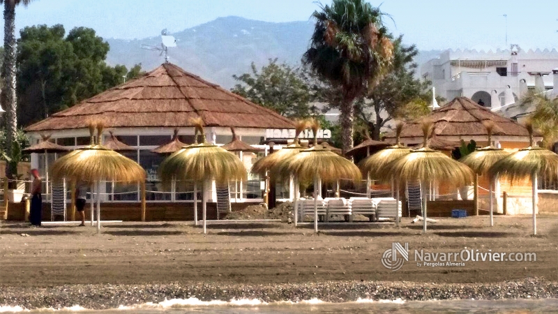 Chiringuito Chiki Beach, Fabricado en madera para exterior. Muros  bardage de alerce, cubierta brezo