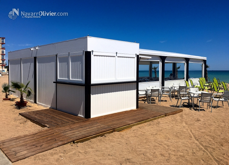 Xiringuito de madera tratada para temporada de playa. Pérgola de sombraje con cerramiento