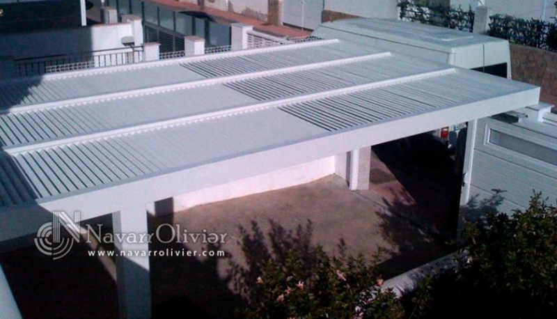 Pérgola de luz filtrada construida en madera para exterior acabada en blanco. Vera, Almería