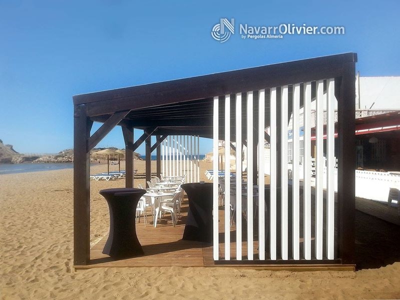 Terraza desmontable en madera tratada. Suelo en tarima autoclave ranurada