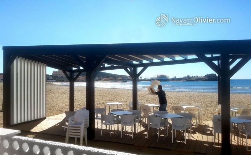 Pérgola en madera para exterior acabado en blanco y wengue