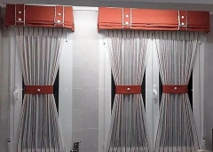 Visillos de cocina con bando de pliegues horizontales.
