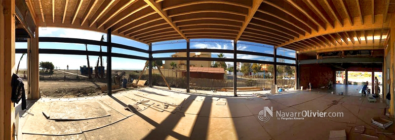 Montaje de cubierta fabricada en madera para Maráu Beach Club, Puerto Rey, Almería. navarrolivier.co