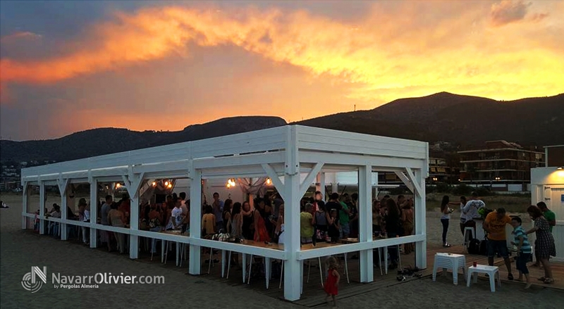 Atardecer en terraza de chiringuito desmontable construida en madera. Castelldefel