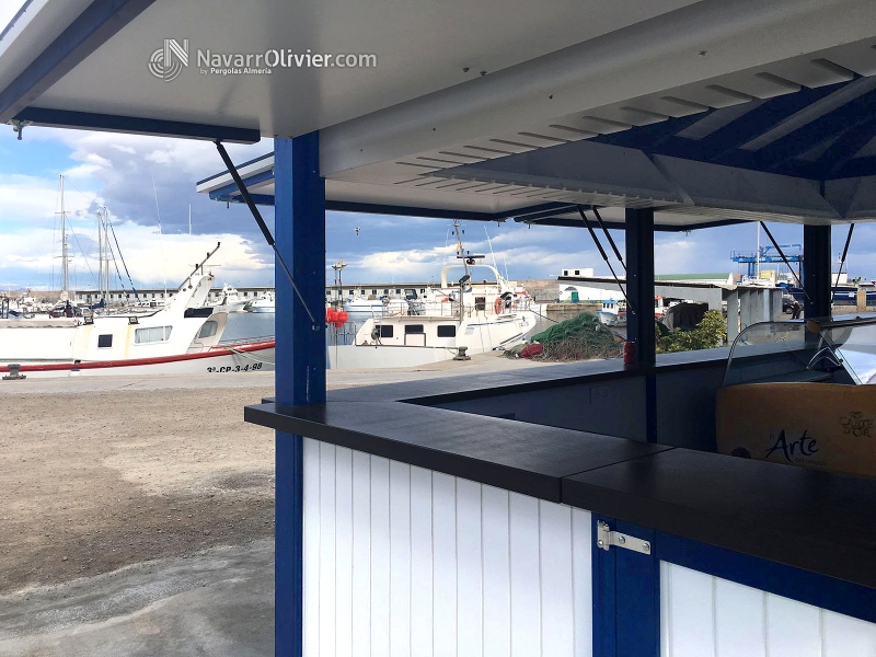 Kiosco de madera para exterior en blanco y azul.wwww.navarrolivier.com