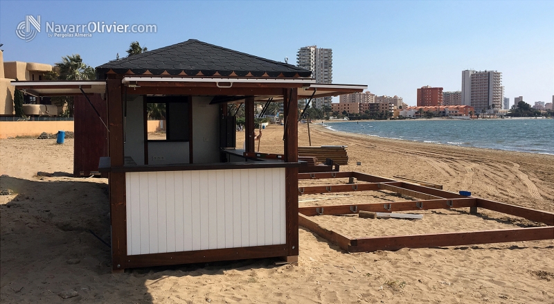 Montaje de caseta de madera y terraza para chiringuito en La Manga. Chiringuito Lebeche