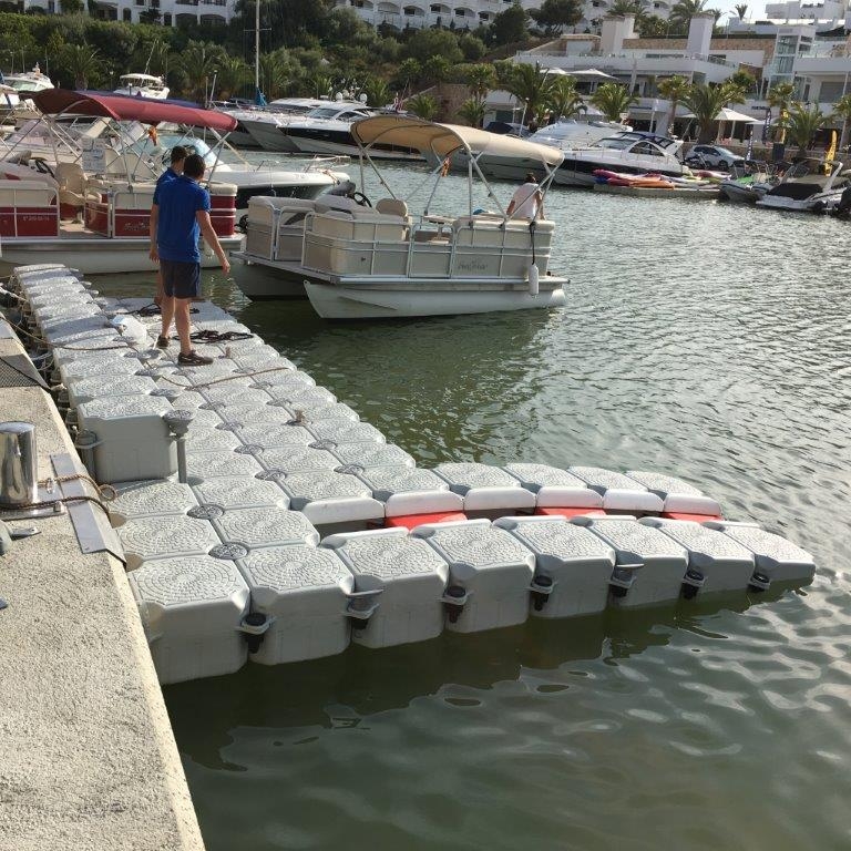 Plataforma puerto motos de agua