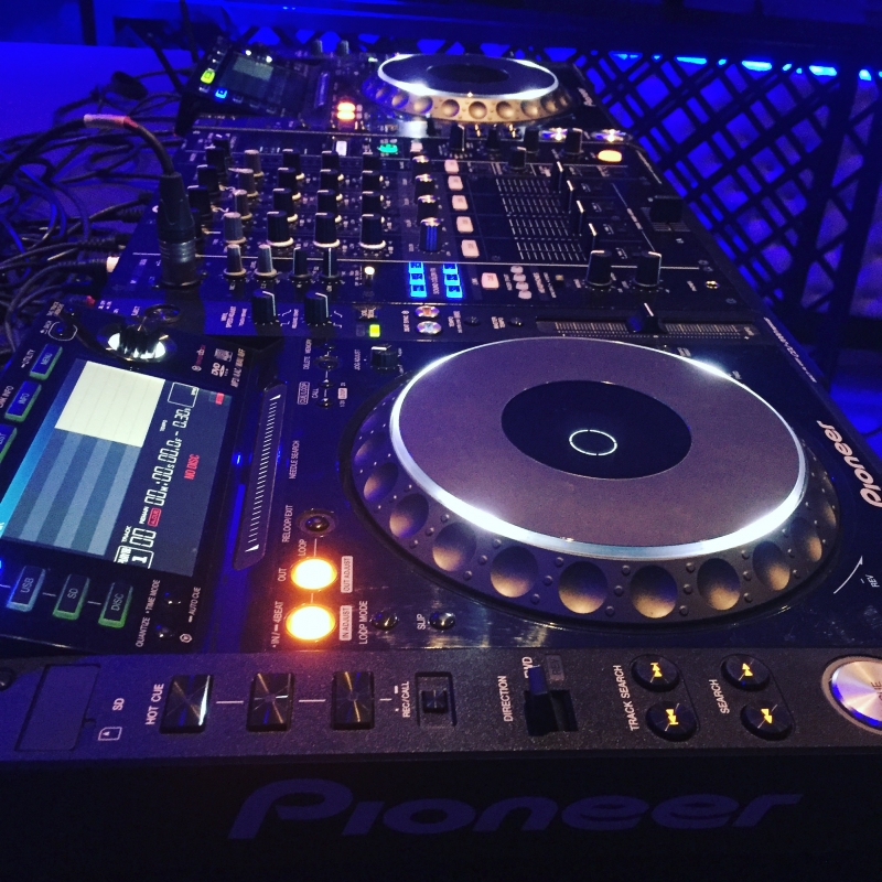 Backline cabina Pioneer CDJ2000Nxs y DJM900Nxs