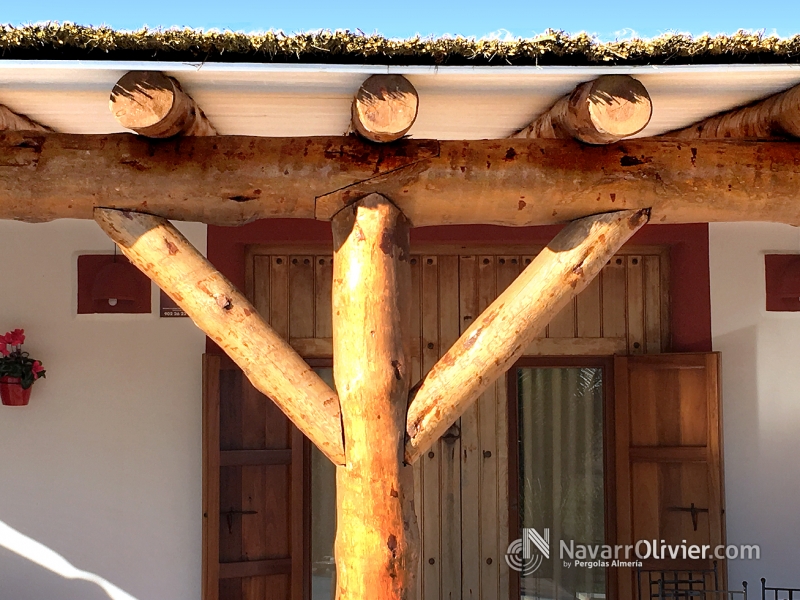Detalle de construccin de prgola construida en tronco natural con cubierta de brezo