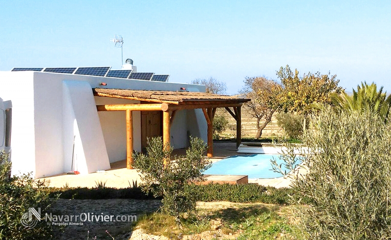 Pérgola rústica construida en tronco natura. Cabo de Gata, Almería