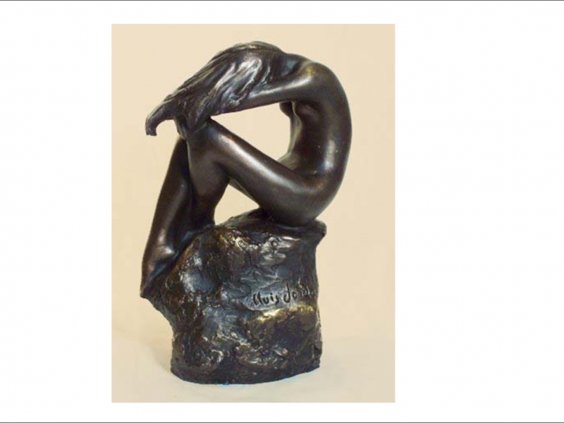 Pequea escultura o figura con acabado en bronce Brisa. Elegante desnudo femenino. Llus Jord.