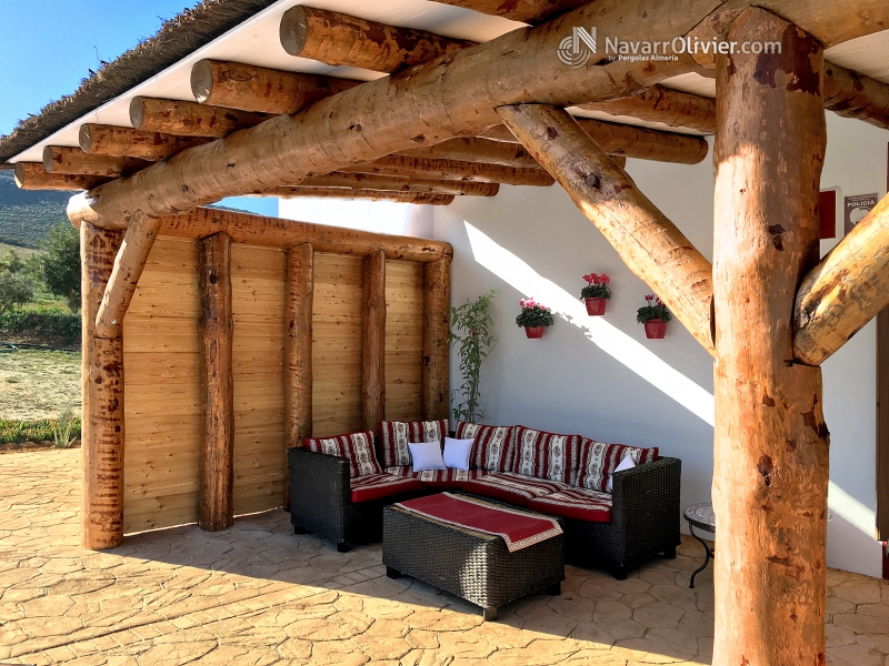 Pérgola Rustica de gran valor decorativo construida en tronco natural de pino descortezado. Almeria