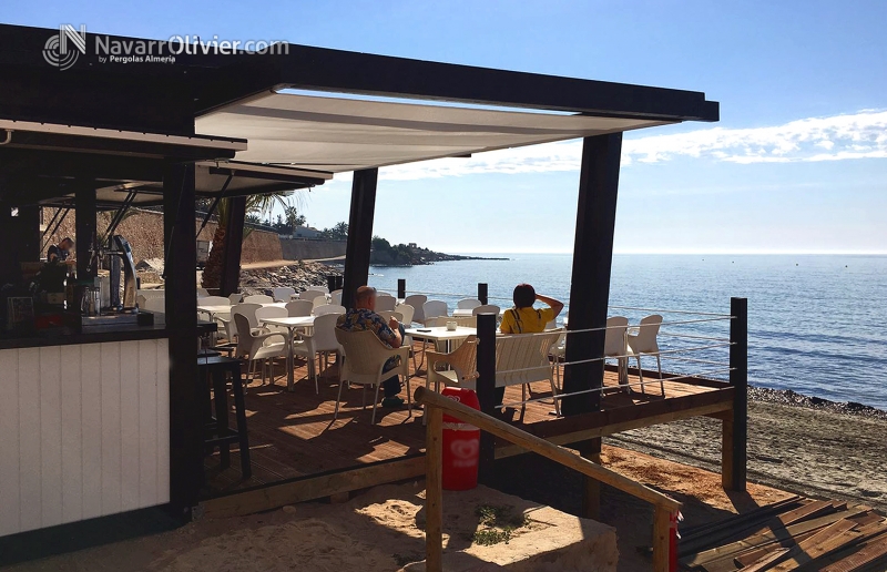 Chiringuito con terraza en tarima autoclave y pérgola adosada