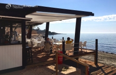 Chiringuito con terraza en tarima autoclave y pergola adosada