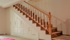 Escalera en madera, con armario debajo con acabado lacado en blanco