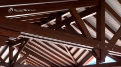 Cerchas y estructura de madera de cubierta a 4 aguas construido en vigas de madera laminada