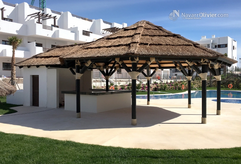 Chiringuito con cubierta tropical para piscina, en San Juan de los terreros, Pulpí, Almería