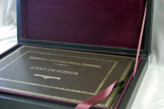 Libro de honor en piel con estuche en madera forrado en similpiel del mismo tono