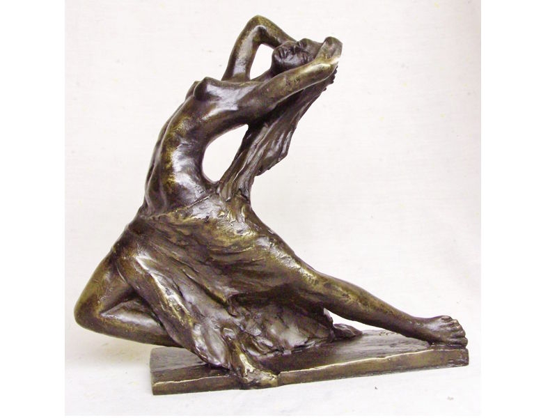 Pequea escultura o figura de bronce Mujer curvada hacia atrs. Llus Jord.