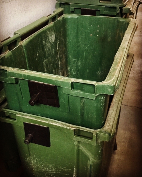 Reparaciones plasticas en Madrid  Reparacion de contenedores (RSU). Reparacion de embarcaciones