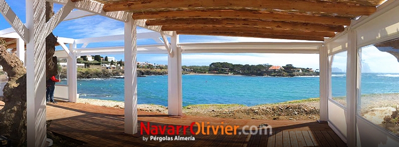 Terraza de chiringuito con pérgola cubierta en mimbre y suelo en tarima autoclave