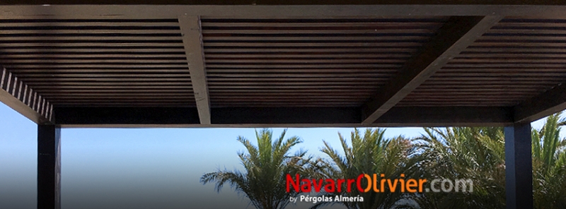 Pérgola de luz filtrada en madera para exterior