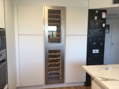 Vinoteca integrada en vivienda particular 2 piezas con marco en acero inoxidable