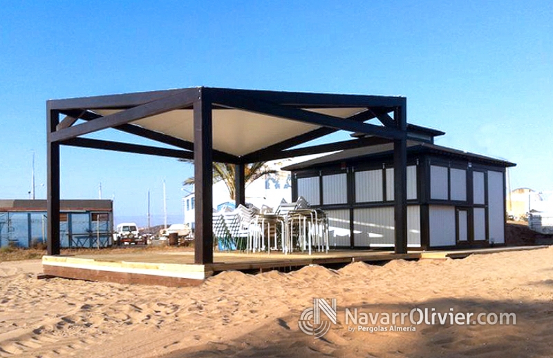 Módulo de chiringuito de temporada con terraza y pergola. NavarrOlivier.com