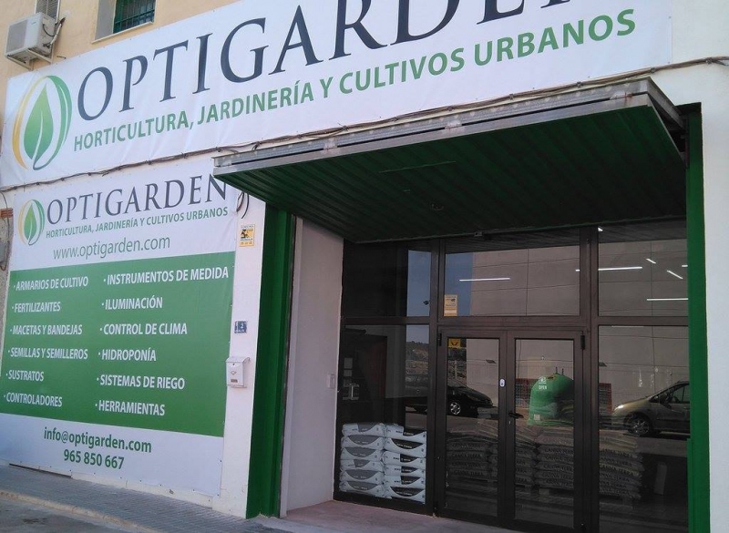 Entrada de Optigarden, junto a MediaMarkt Benidorm