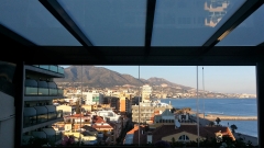 Instalación de techo fijo de vidrio mateado y cortina decristal en Fuengirola