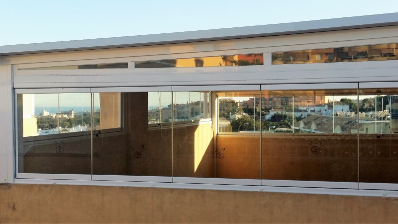 Instalación de techo fijo y cortinas de cristal en Torremolinos