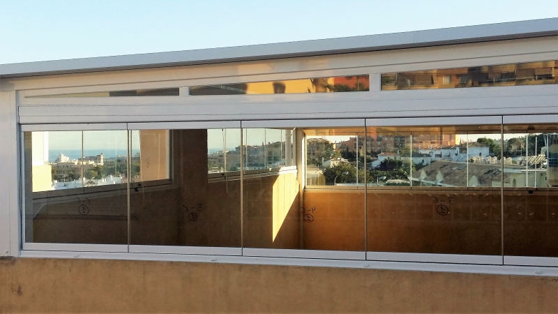 Instalacin de techo fijo y cortinas de cristal en Torremolinos