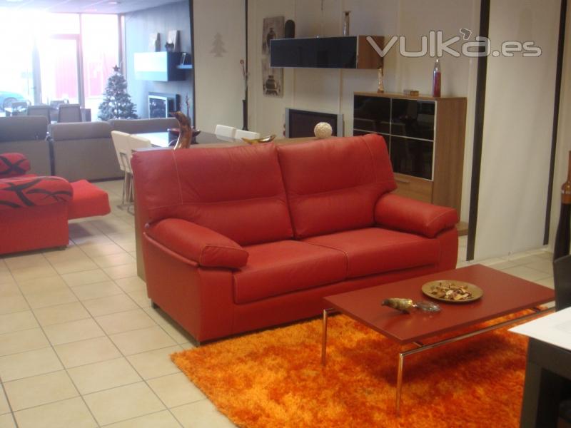 sofa rojo en piel pvp 606 EUR