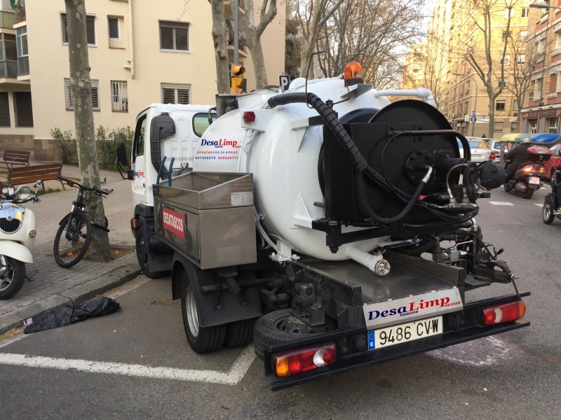 Camion Cuba En Barcelona. Servicio de mantenimiento de tubería en Barcelona