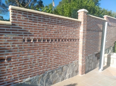 Valla de ladrillo rustico
