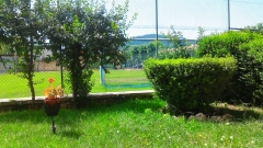 Jardín y cancha deportiva