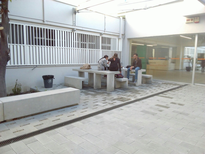 Conjunto Picnic, compuesto de mesa y asientos prefabricados en hormigón acabado gris granitico 