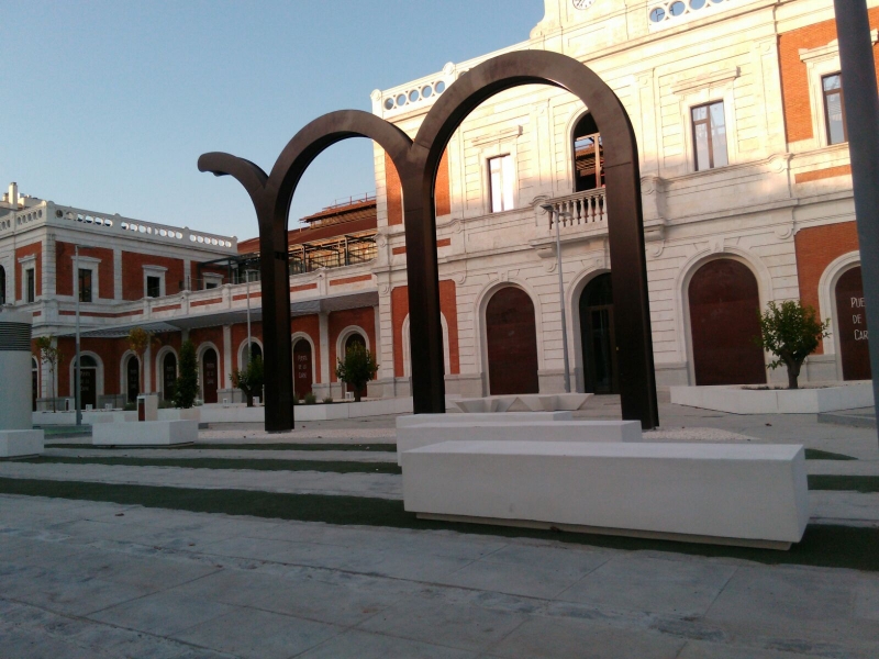 Mercado de la Carne en Sevilla, parterres y mobiliario urbano en hormign acabado visto blanco