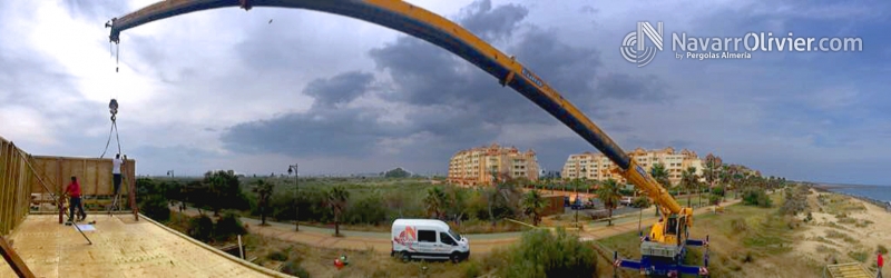 Montaje de segunda planta de construcción de madera en entramado ligero