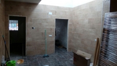 Muestra de reforma de pared, suelo y puertas reformas en una casa de burriana- castellon