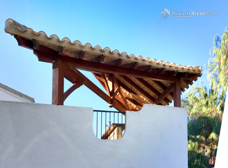 Pérgola triangular en madera rústica y teja