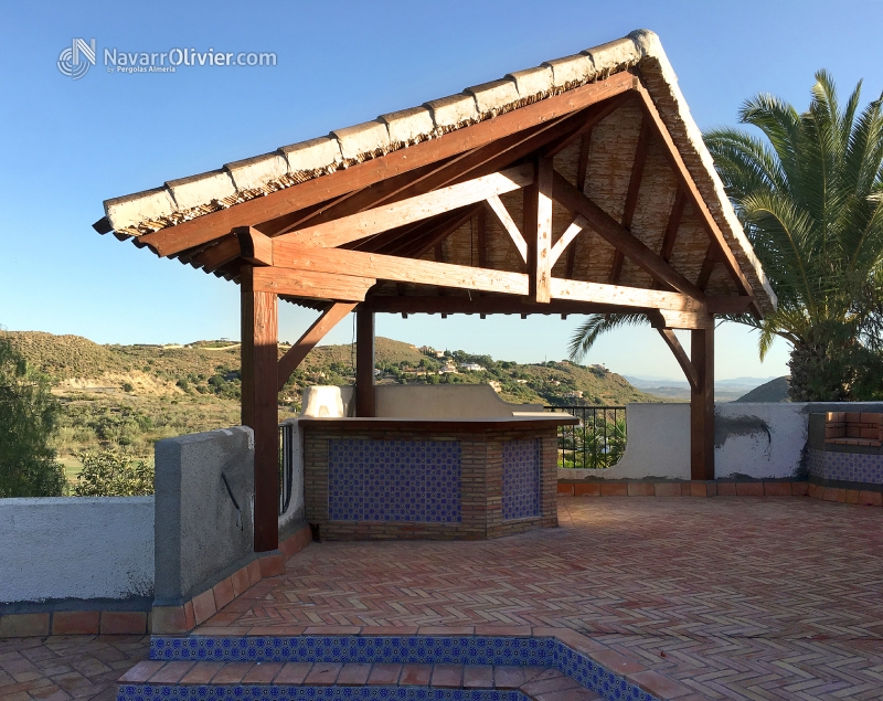 Pérgola triangular en madera rústica