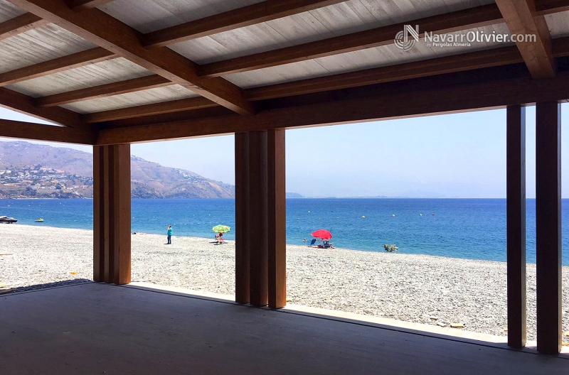 MOntaje de pergola de madera para exterior con friso en nadera machihembrada decap blanco