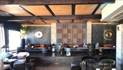 Zona de discoteca marau beach, cubierta en madera por navarroliviercom
