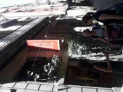 La entrada a nuestra tienda de bolsos de piel en el barrio del borne en barcelona