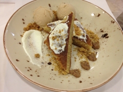 Tarta de santiago con helado de crema de orujo